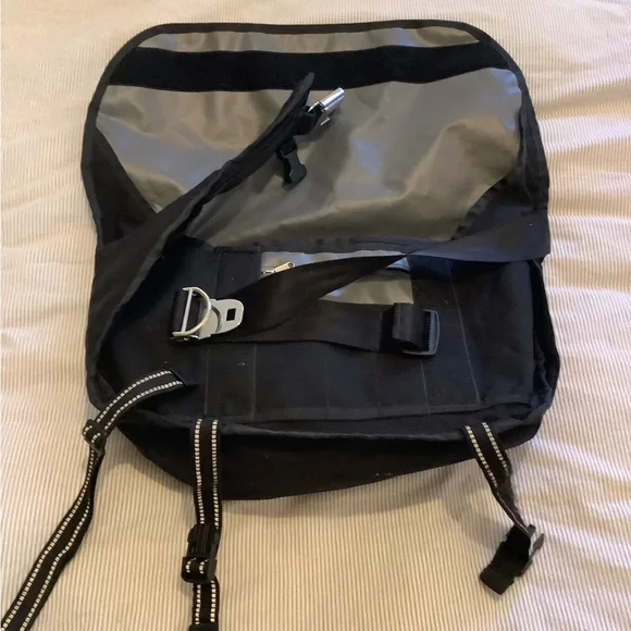 Like new chrome bag 24L - Picture 2 of 6
